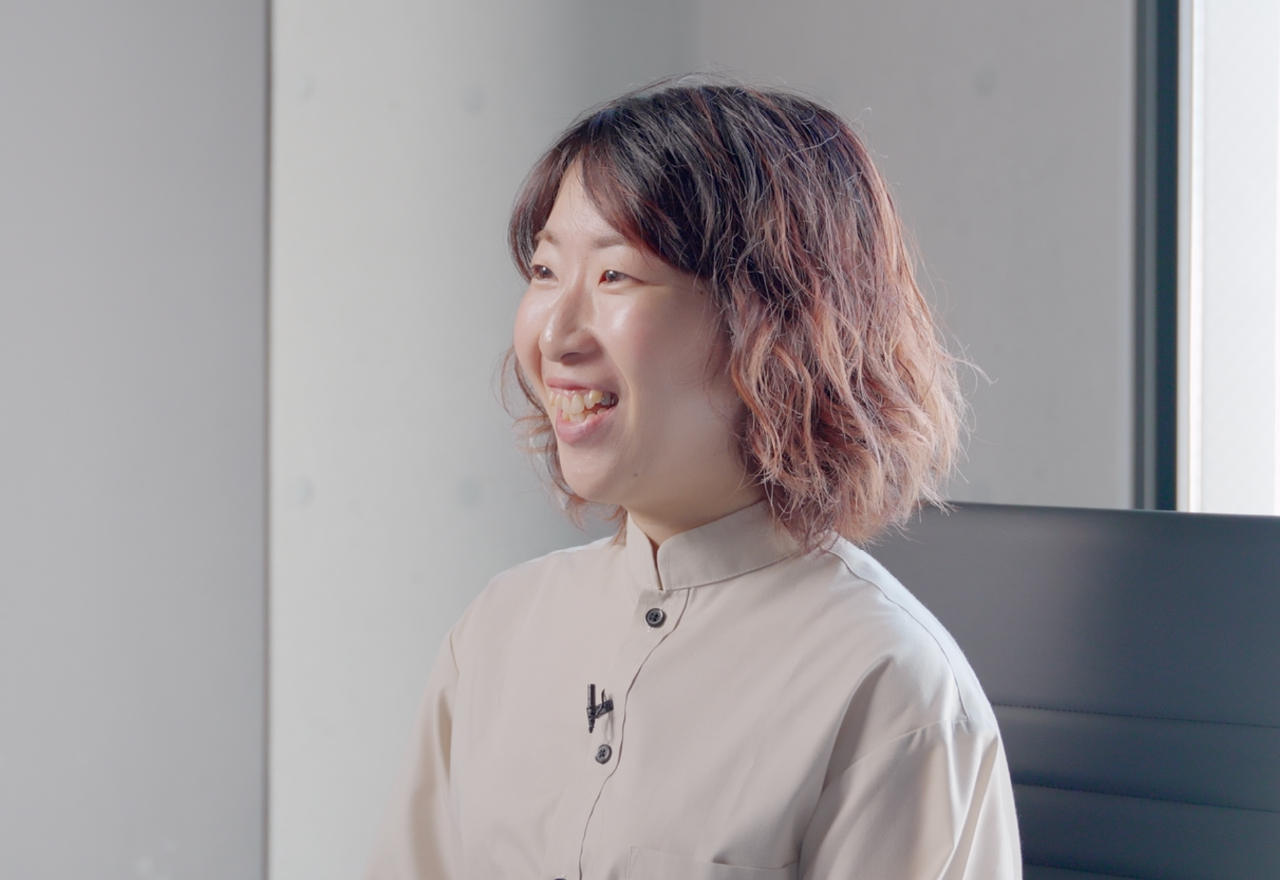 笑顔で話す女性