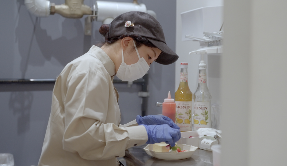 調理作業をする様子