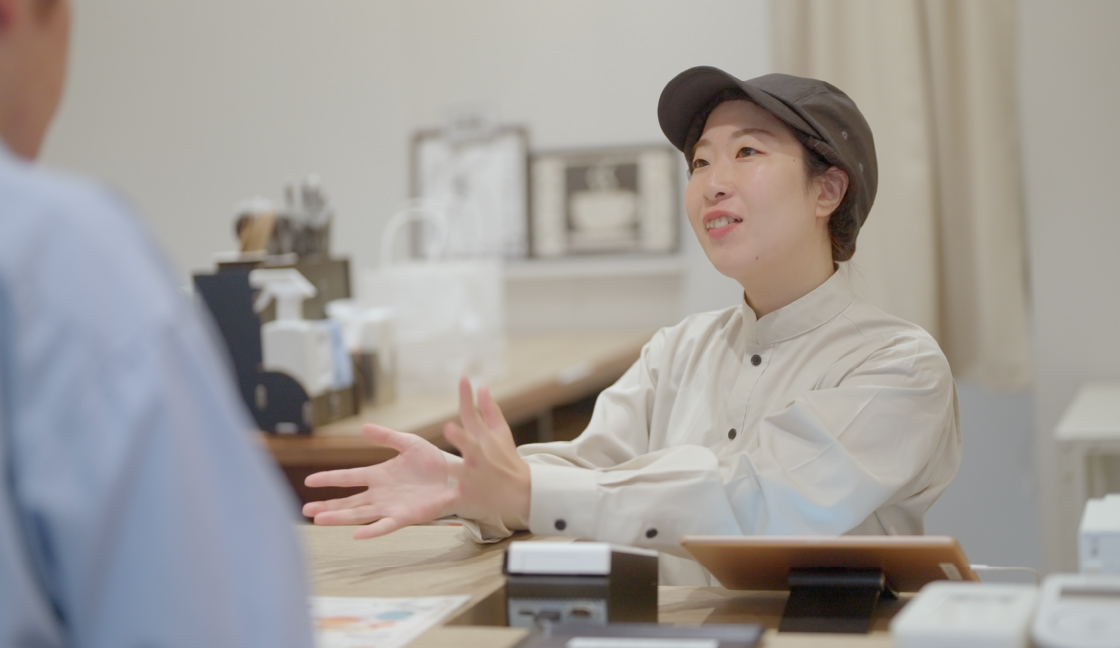 接客をする様子